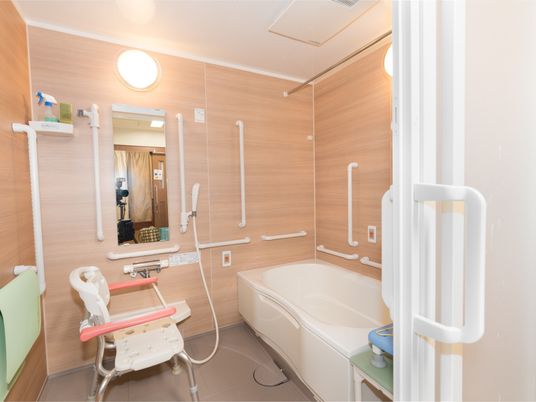 手すり付きの明るい浴室