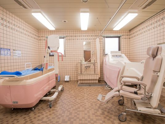 バリアフリー設計の浴室