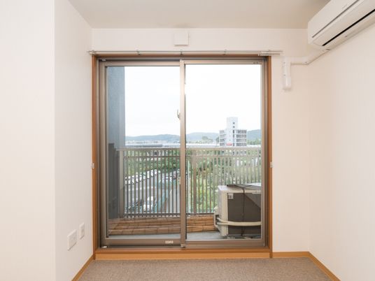明るい洋室のバルコニー