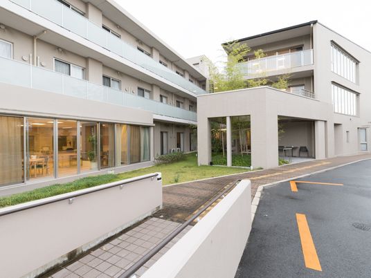 広々とした施設の外観