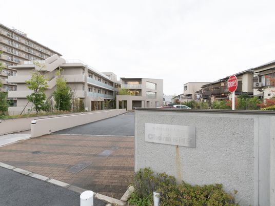 モダンな建物のエントランス