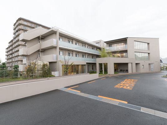 モダンな建物のエントランス
