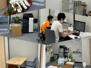 事務作業の様子が見える部屋  
