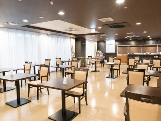 明るい広々とした食堂
