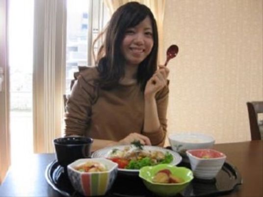 食事を楽しむ笑顔の女性