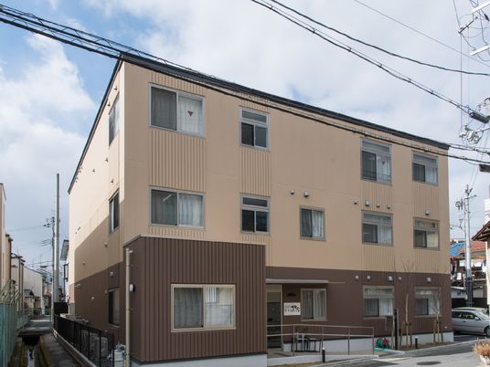 落ち着いた色合いの外観