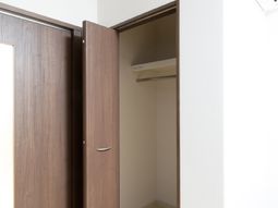 木製の洋風クローゼット