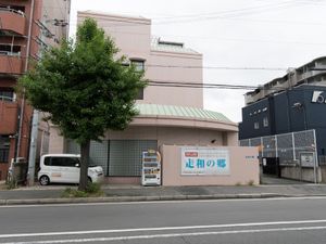 ピンクの外壁の外観