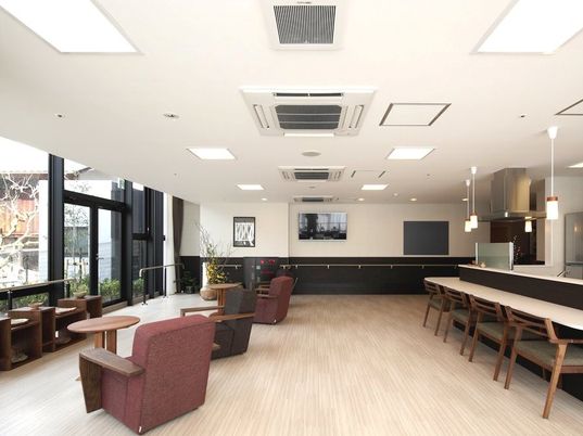 暖かみのあるラウンジ空間