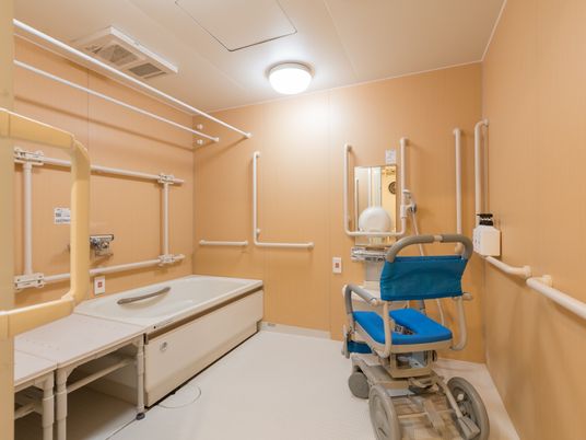 バリアフリー設計の浴室