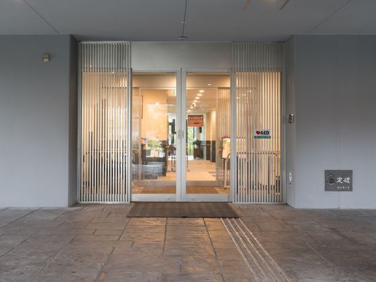 ガラス扉のモダンなエントランス