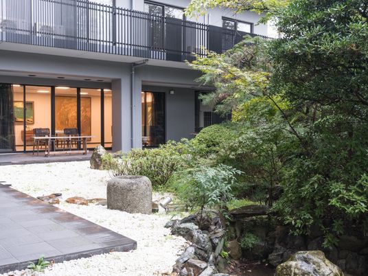 緑の中庭と建物