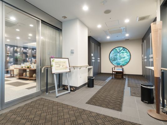 円形の窓のある廊下