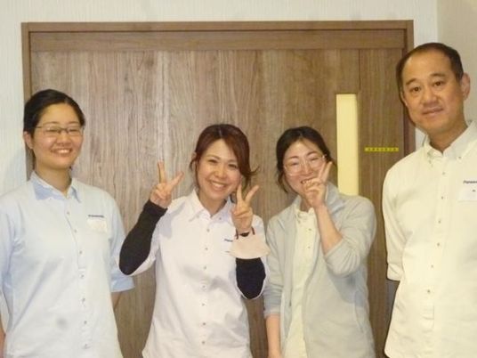 スタッフが並ぶエントランス前  