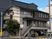 三階建ての建物外観  