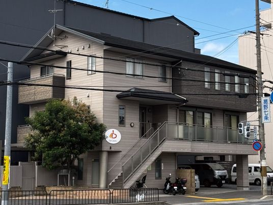 三階建ての建物外観  