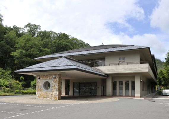自然に囲まれた外観