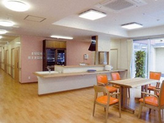 明るい食堂の内観  