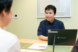 相談するスタッフと来訪者の応対室  