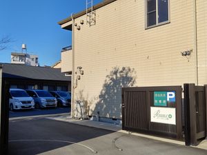 建物外観と駐車場  