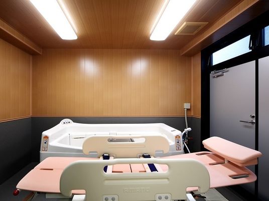 バリアフリー設計の浴室