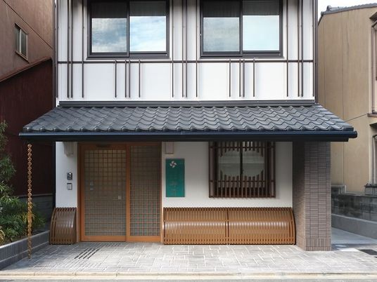温かみのある建物のエントランス