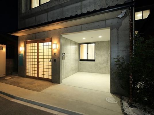 夜のエントランス照明