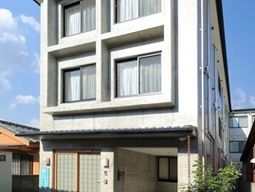クリーンな外観の建物