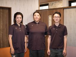 スタッフが笑顔で立つ様子