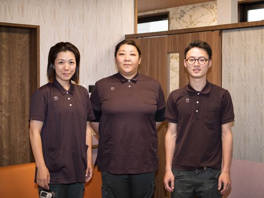 職員が並んで立つ様子