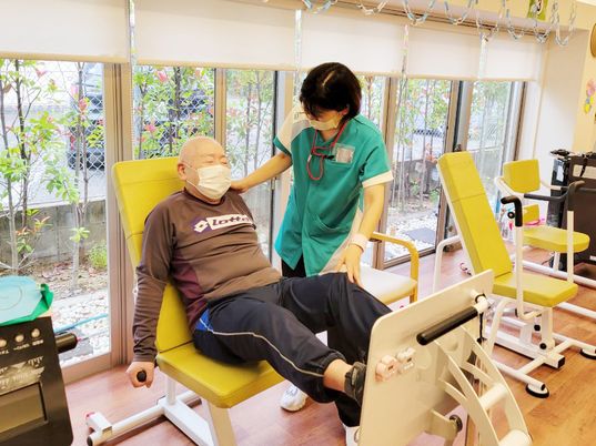 運動する高齢者と介護士の空間