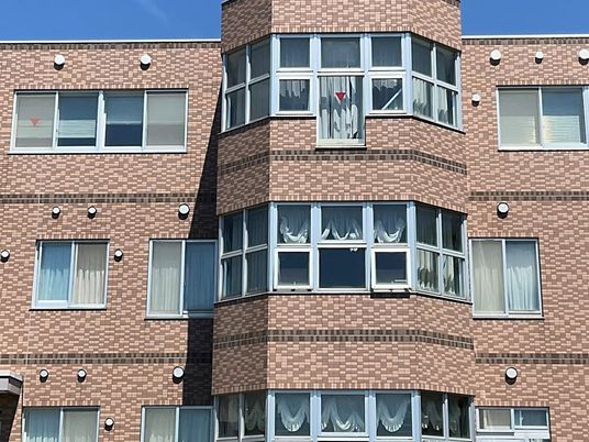 レンガ調の建物外観  