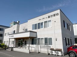 白い建物の外観