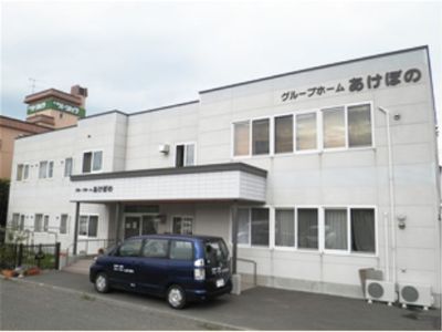 白い建物の外観