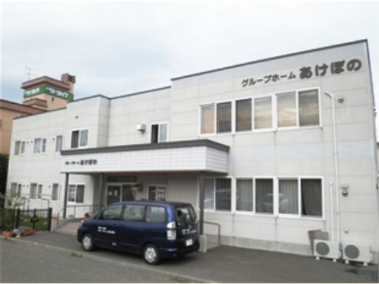 白い建物の外観