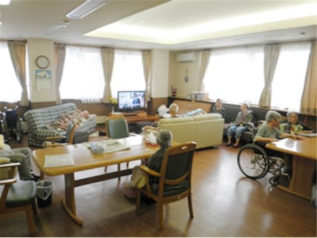共有スペースの様子 リビングルーム 居心地の良いラウンジでは、入居者がゆったりとした時間を過ごしています。様々なレクリエーションを楽しむこともできる明るい場が広がっています。