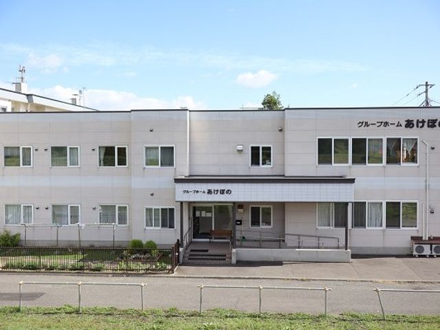 施設の外観 外観   白い外壁の建物で、正面に出入口があり出入りしやすそうです。窓が多く、明るい印象の施設です。