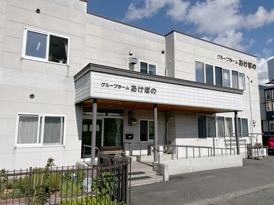 ベージュの建物の外観