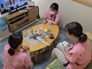 談話する職員のラウンジ  