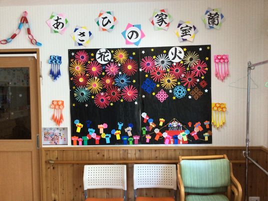 壁面装飾のある休憩室  