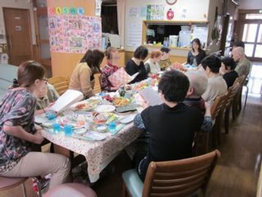 共有ダイニングでの食事風景