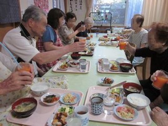 共に食事する和やかな食堂