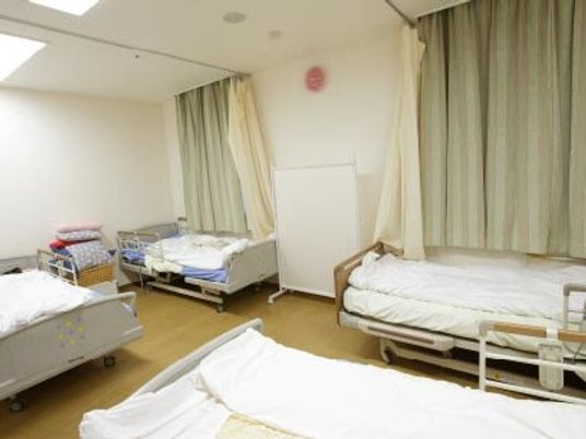 明るい多床室の居室  