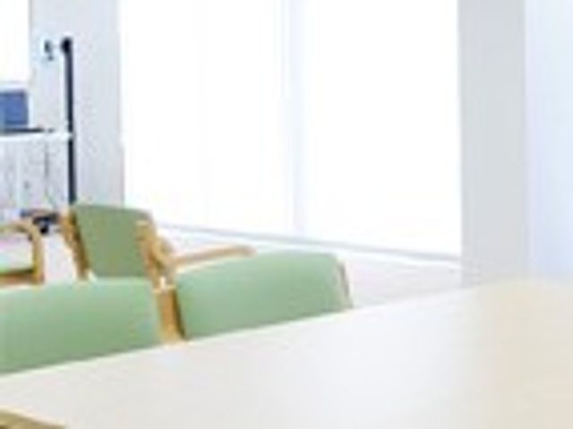 明るい空間の部屋 ラウンジ 自然光がたっぷり入る空間で、くつろぎながら休憩できます。採光が魅力の施設です。