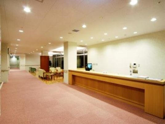 広々とした明るいフロント