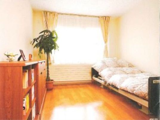 明るい居室内の様子