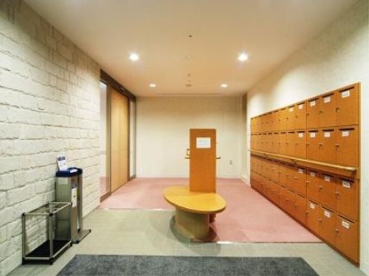 暖色の照明のエントランス