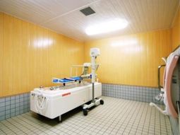 機能訓練用バスタブのある部屋