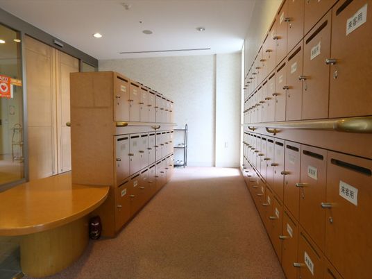 管理された多数の木製ロッカー