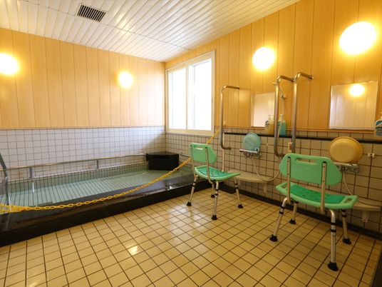 バリアフリー設計の浴室